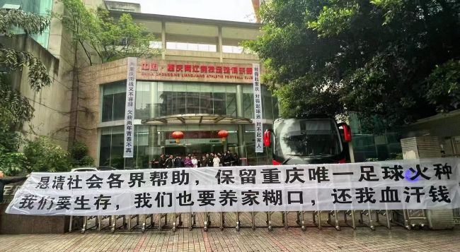 片中对毫无高度的;礼讽刺度拉满，借助婚礼展现出当下新思想和老风俗之间的矛盾，引起了影迷们的高度共鸣